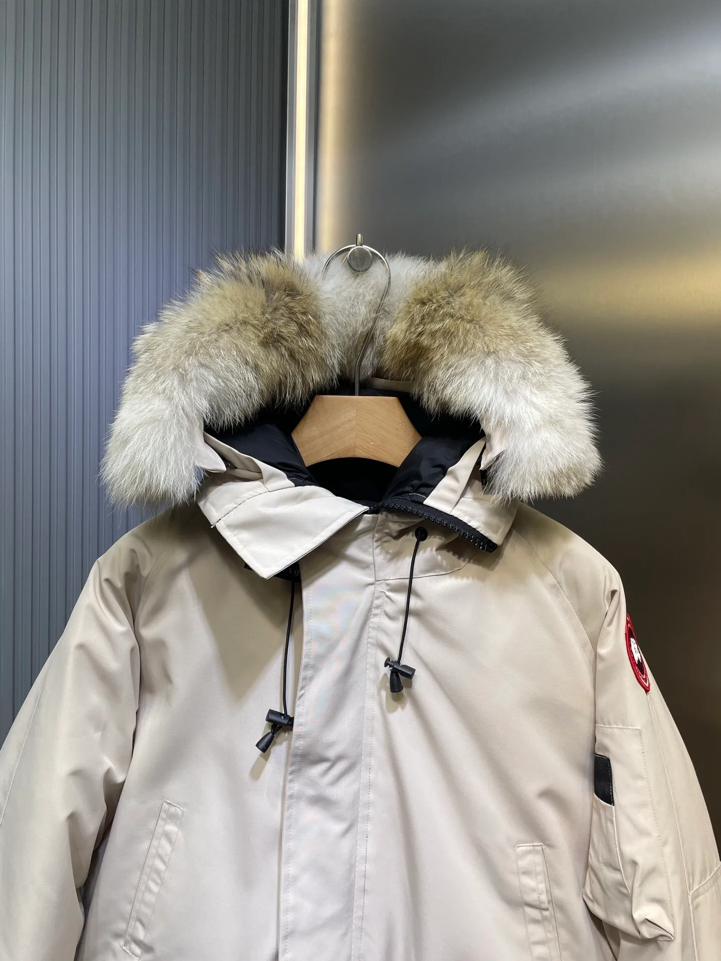 P760 original top quality Canada Goose #Chilliwa 7999M pilot short style/01 style #Men and Women Same Style# Synchronized anti-counterfeiting chip sensor! ➖ Imported 21S polyester-cotton blended original fabric [Last year’s 16S/18S hard fabrics have been completely eliminated, this year all use 21S synchronous fabrics, the soft mid-strap feels delicate and textured], synchronous Feather-Light 10D waterproof coating fabric, made of 84.5 polyester fiber and 15.5 cotton, 100% the best feel in the entire network! ➖ The official website synchronizes the national standard 80 white duck down, you can check the official website customer service, there will never be a series of misleading claims such as 90 down or goose down! ➖ Using the best nylon lon lining with double double-layer sealing design, anti-down 7 needles + grid-filled down ready-made garments, there will be 100% no so-called velvet running! ➖ The cuffs are designed with thickened seamless threads, and the collar and pocket lining are made of top-notch warmth and comfort! ➖ Yoshida YKK provides original custom-made electroplated sliders. YKK two-way lockable zippers are tight and smooth and will not peel off paint! ➖ 3M composite guarantees that the Velcro is the same as the original, durable, and all accessories and hardware are custom-made! ➖ Customized 10,000-needle embroidery labels imported from Behringer embroidery machines, 98% of which restore the original labels. You can check and compare on the official website! ➖ The fur collars are all made of large pieces of Western Canadian blue wolf hide, ensuring that each fur collar is 13-15cm wide!   Size:XS-XXL